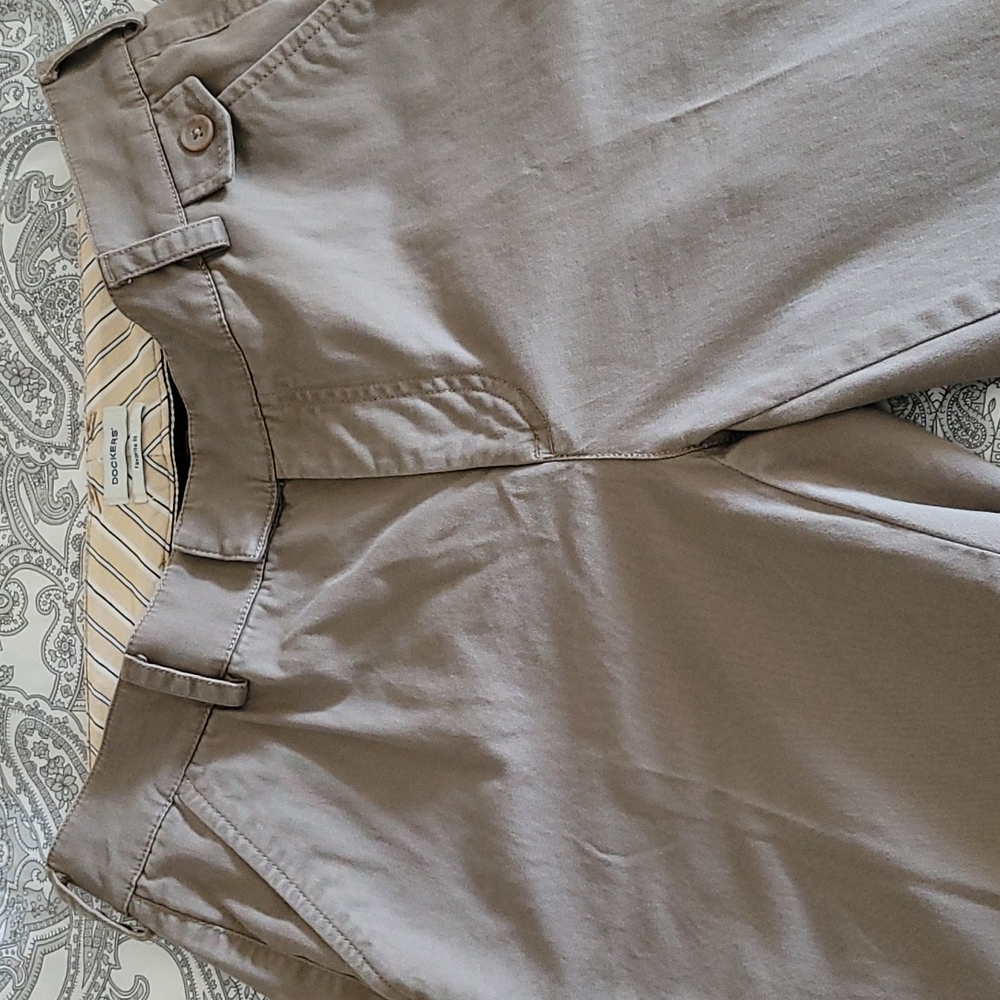 Docker's "Favorite Fit" Size 8 Cotton Boot Cut Khaki Pants